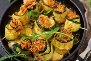 Rollitos de calabacín rellenos de queso y verduras