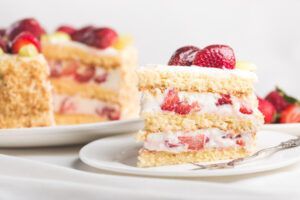 Pastel de chocolate, fresas y nata
